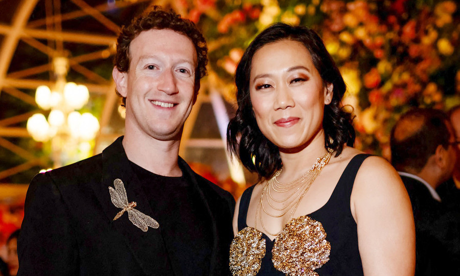Mark Zuckerberg tham gia tiệc xa hoa ở Ấn Độ cùng vợ.