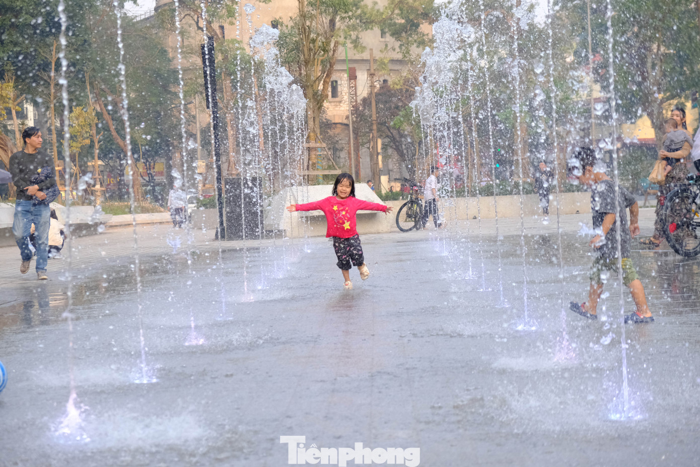 Đáng chú ý, trước tượng đài hiện là hạng mục dàn phun nhạc nước. Điều này giúp Vườn hoa Vạn Xuân tập trung nhiều trẻ em, người dân đến vui chơi hơn.