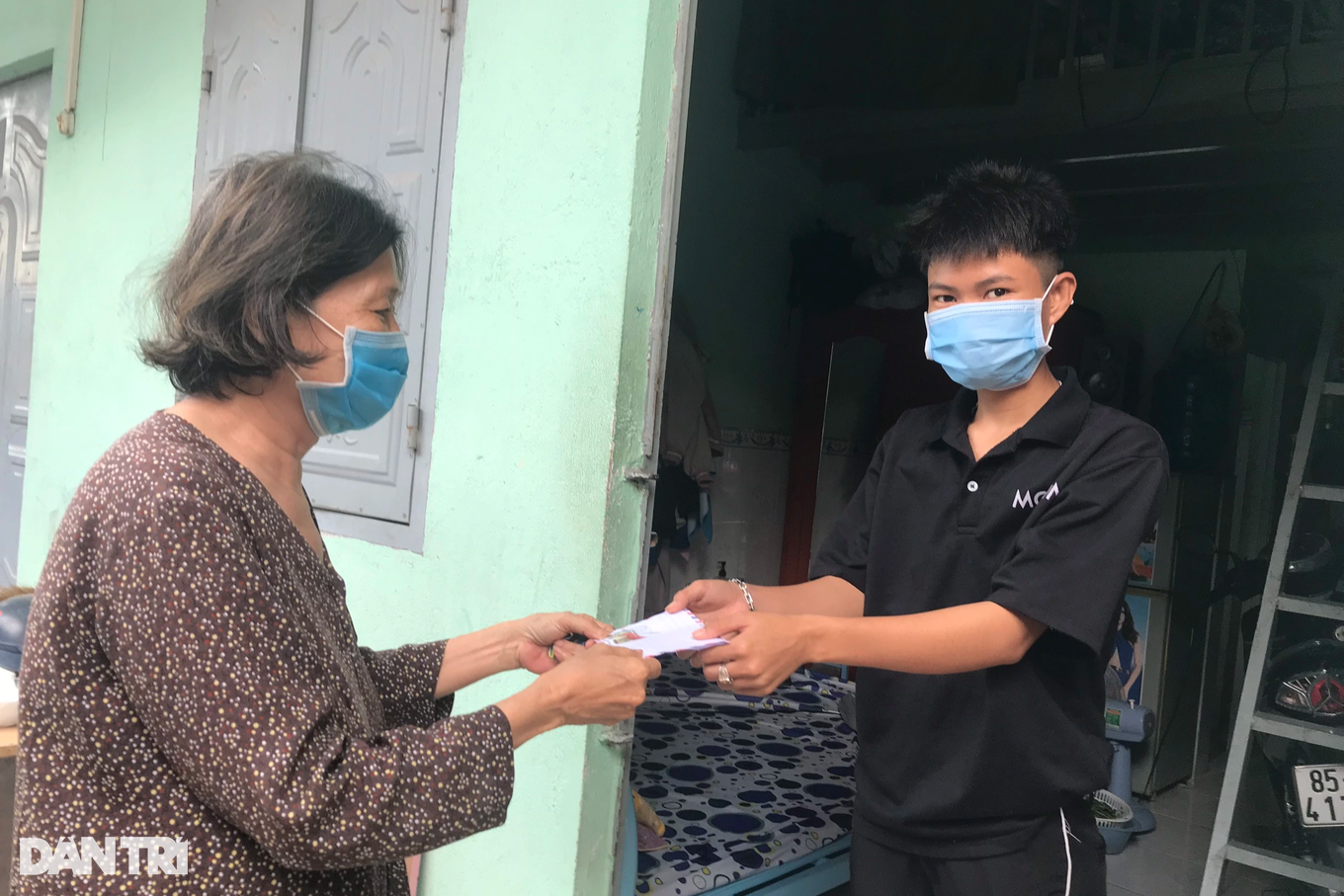 Bà Bốn thường xuyên giới thiệu việc làm và hỗ trợ vật chất, tinh thần cho những người khó khăn (Ảnh: Xuân Trường). Bà Bốn thường xuyên giới thiệu việc làm và hỗ trợ vật chất, tinh thần cho những người khó khăn (Ảnh: Xuân Trường).