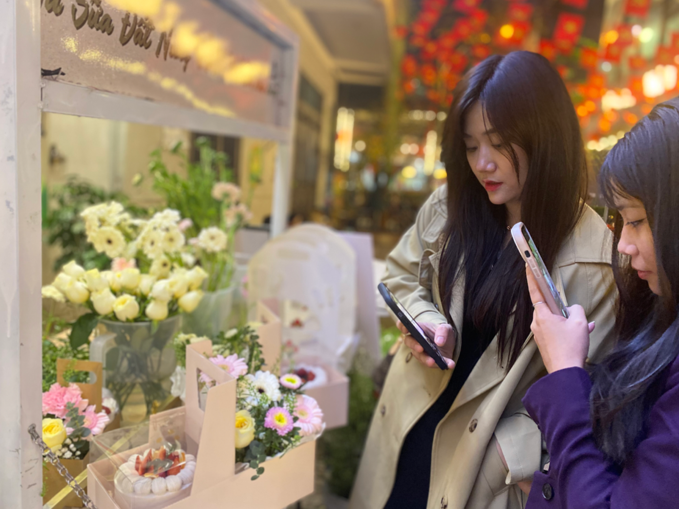 Một vài khách hàng tới cửa hàng mua set quà bánh và hoa.