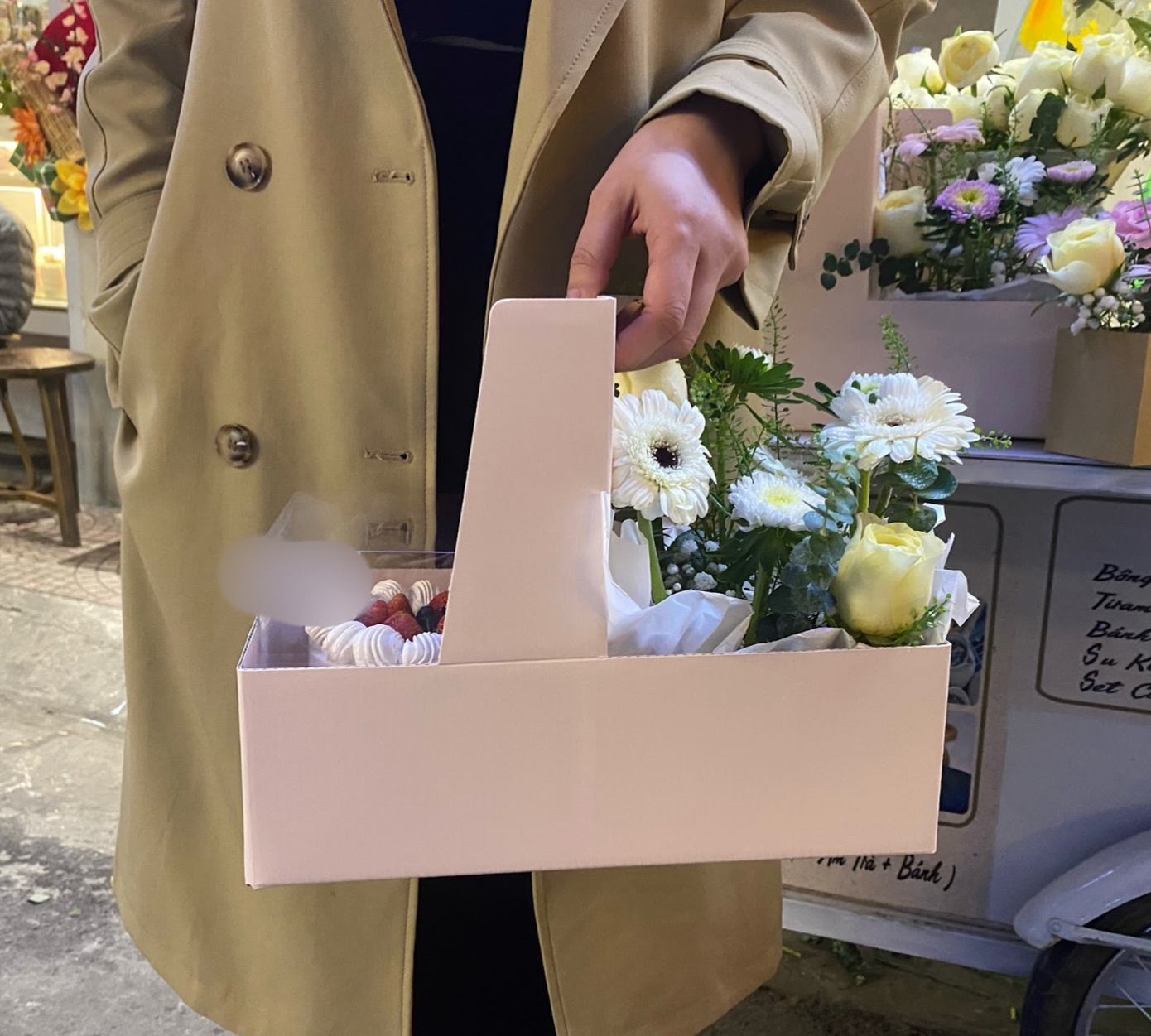 Set hoa và bánh thu hút khách hàng với giỏ quà xinh xắn.