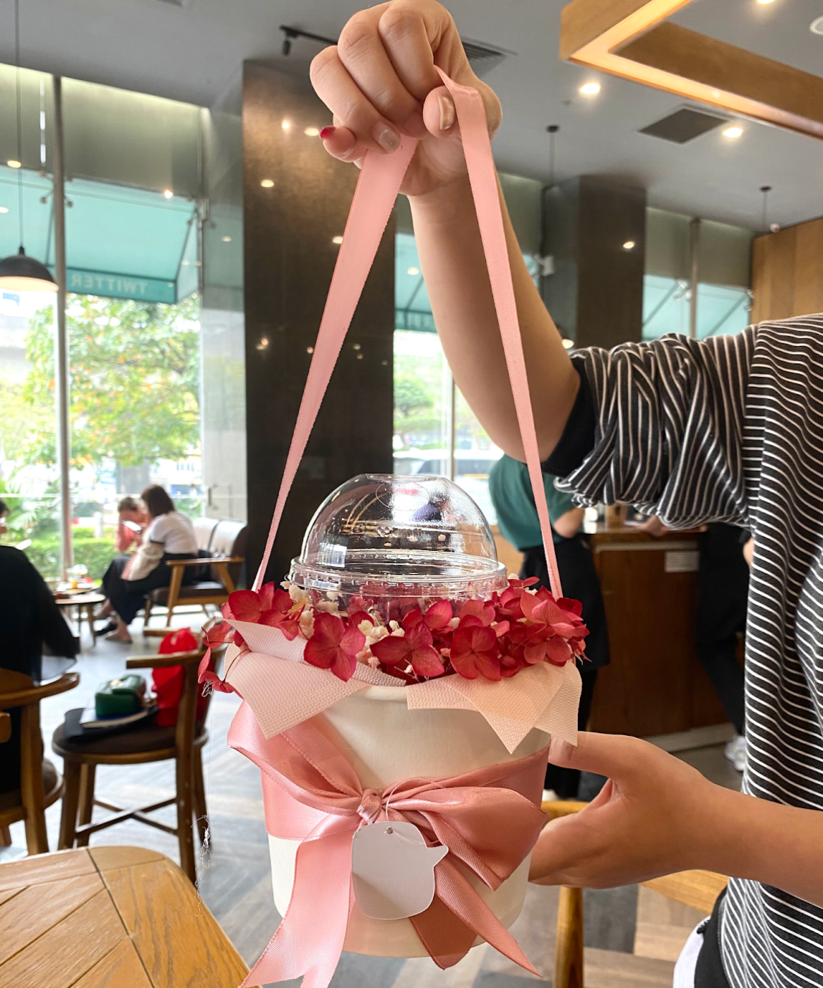 Set trà trong hoa đang được nhiều khách hàng ưa chuộng.