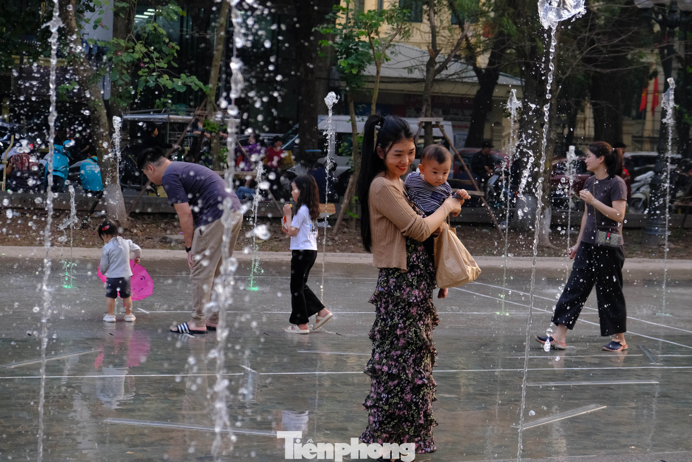 Chị Minh Anh - trú tại quận Hoàn Kiếm - cho biết: "Sinh ra và lớn lên ở Hà Nội nên tôi nhận thấy sự khác biệt rất rõ ràng của Vườn hoa Vạn Xuân sau khi cải tạo. Nơi đây sẽ trở thành một điểm đến vui chơi cho trẻ con sau giờ học căng thẳng, giúp các cháu có mong muốn vận động ngoài trời nhiều hơn thay vì ở nhà giải trí bằng điện thoại thông minh".