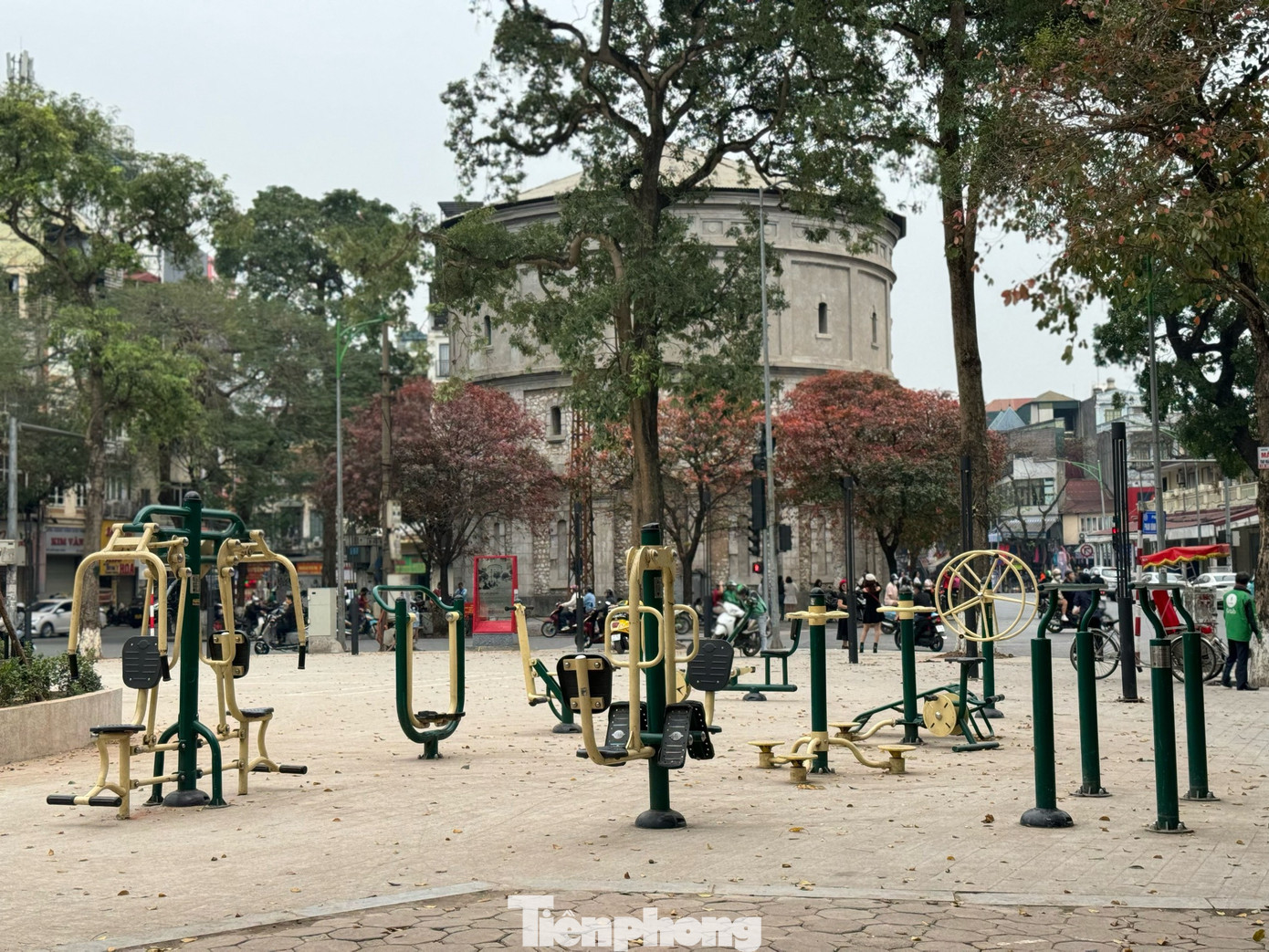 Lãnh đạo quận Ba Đình hứa hẹn trong thời gian tới, các đơn vị liên quan sẽ trồng thêm nhiều cây xanh sau các tượng đài, đặc biệt là cây hoè để gợi nhớ đến địa danh Hoè Nhai gắn với khu vực này trong lịch sử.