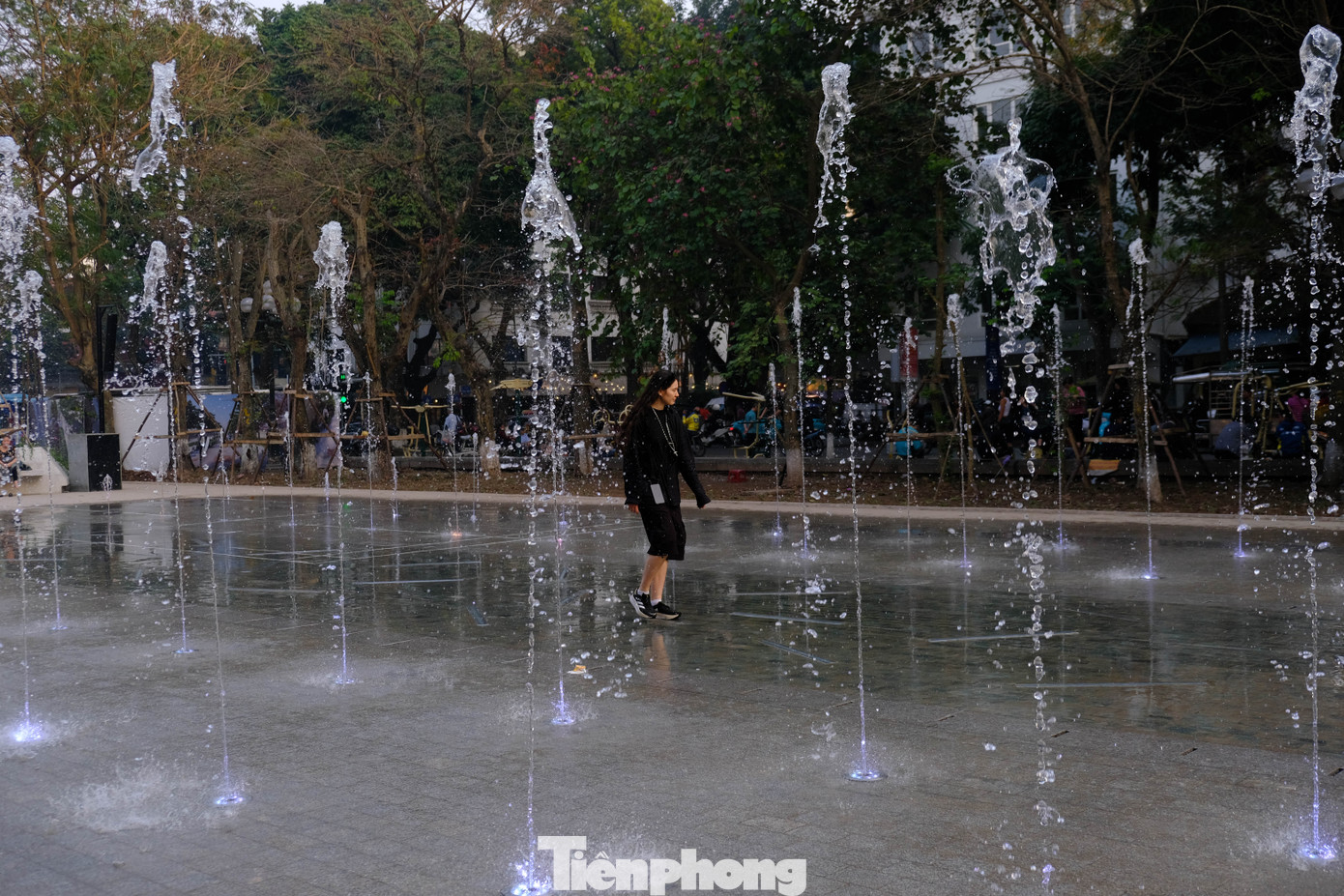 Hình ảnh du khách dạo bước qua Vườn hoa Vạn Xuân tạo nên khoảnh khắc độc đáo.