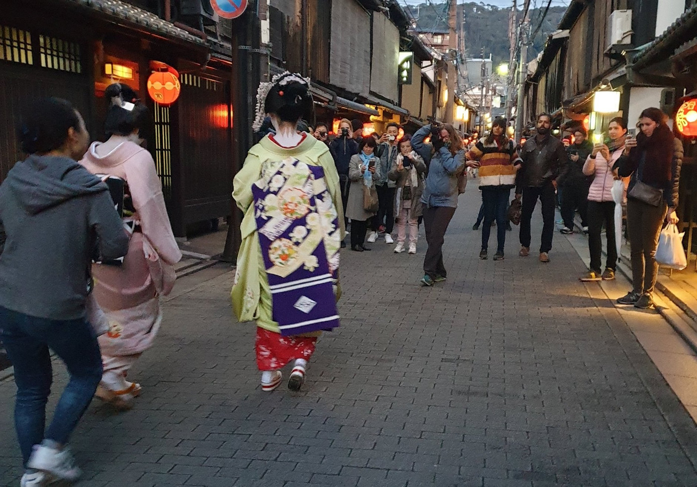 Du khách đuổi theo, ồ ạt chụp ảnh geisha trên đường phố Kyoto. Du khách đuổi theo, ồ ạt chụp ảnh geisha trên đường phố Kyoto.