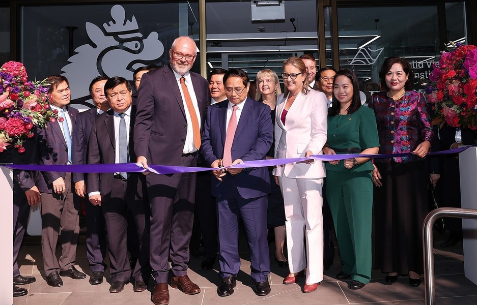 Thủ tướng Phạm Minh Chính cắt băng khánh thành Viện Chính sách Australia-Việt Nam. (Ảnh: Dương Giang/TTXVN).