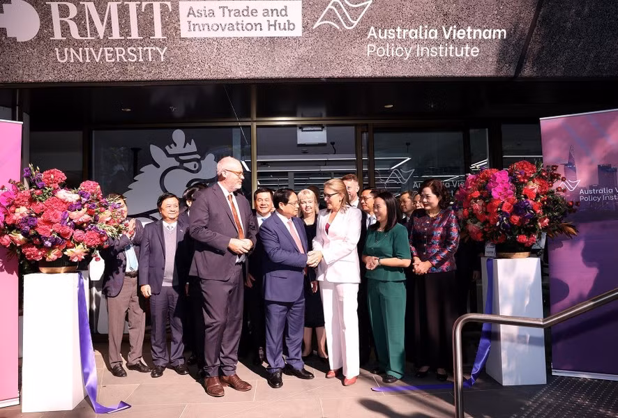 Thủ tướng Phạm Minh Chính và các đại biểu dự lễ khánh thành Viện Chính sách Australia-Việt Nam tại Trường Đại học RMIT ở thành phố Melbourne. (Ảnh: Dương Giang/TTXVN).