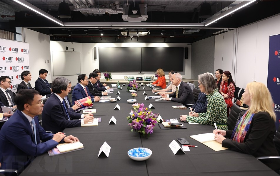 Thủ tướng Phạm Minh Chính làm việc với lãnh đạo Trường Đại học RMIT và Viện Nghiên cứu châu Á. (Ảnh: Dương Giang/TTXVN).