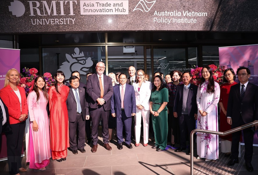 Thủ tướng Phạm Minh Chính và các đại biểu chụp ảnh lưu niệm. (Ảnh: Dương Giang/TTXVN).