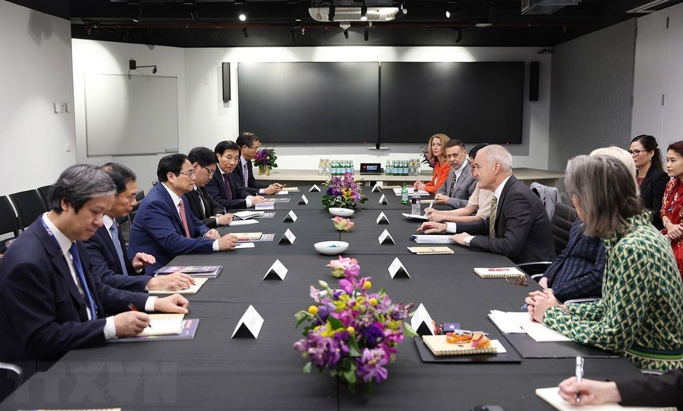 Thủ tướng Phạm Minh Chính làm việc với lãnh đạo Trường Đại học RMIT và Viện Nghiên cứu châu Á. (Ảnh: Dương Giang/TTXVN).