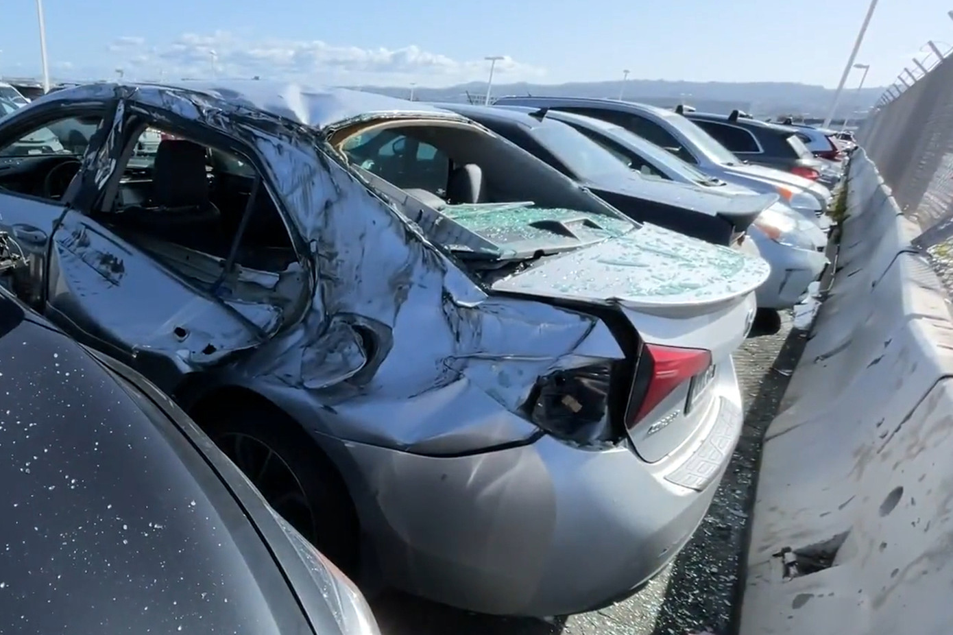 Một số ô tô hư hỏng nặng do lốp máy bay rơi. Một số ô tô hư hỏng nặng do lốp máy bay rơi.