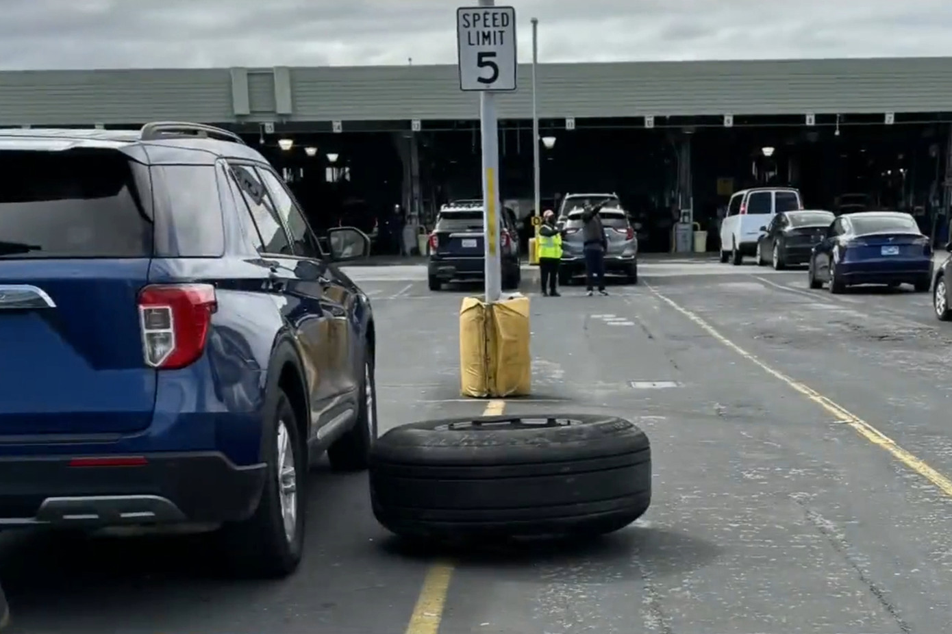 Lốp máy bay "hạ cánh" ở giữa bãi đỗ xe sân bay. Lốp máy bay "hạ cánh" ở giữa bãi đỗ xe sân bay.