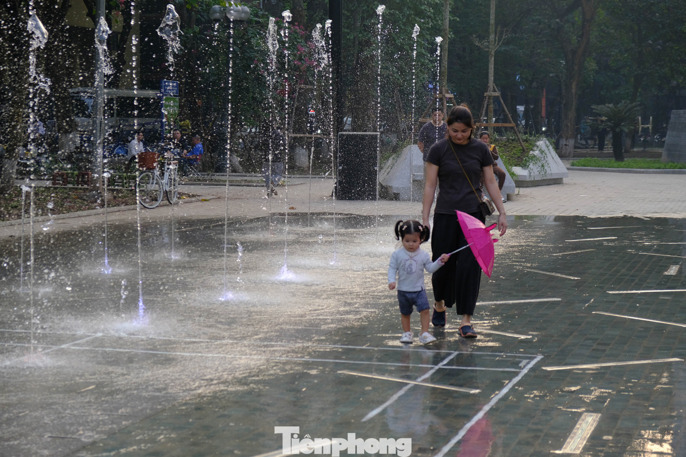 Các bậc phụ huynh quanh khu vực quận Hoàn Kiếm, Ba Đình (Hà Nội) yên tâm hơn khi có khuôn viên mới giúp các con thay đổi không khí, đồng thời nhắc nhở nhau mang theo khăn lau khô để chúng không bị cảm lạnh.