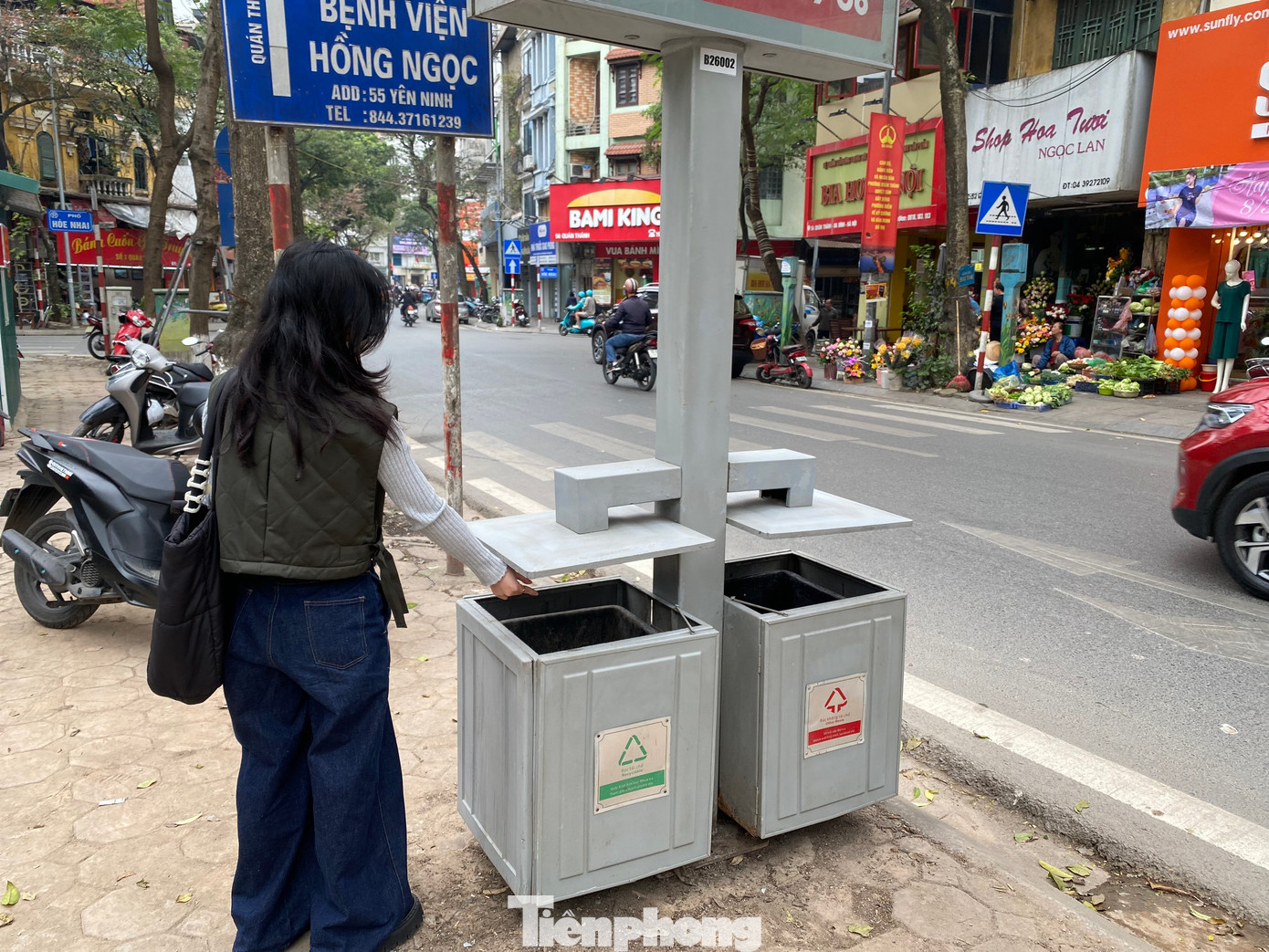 Nhiều thùng rác được sắp xếp để người dân nâng cao ý thức bảo vệ môi trường.