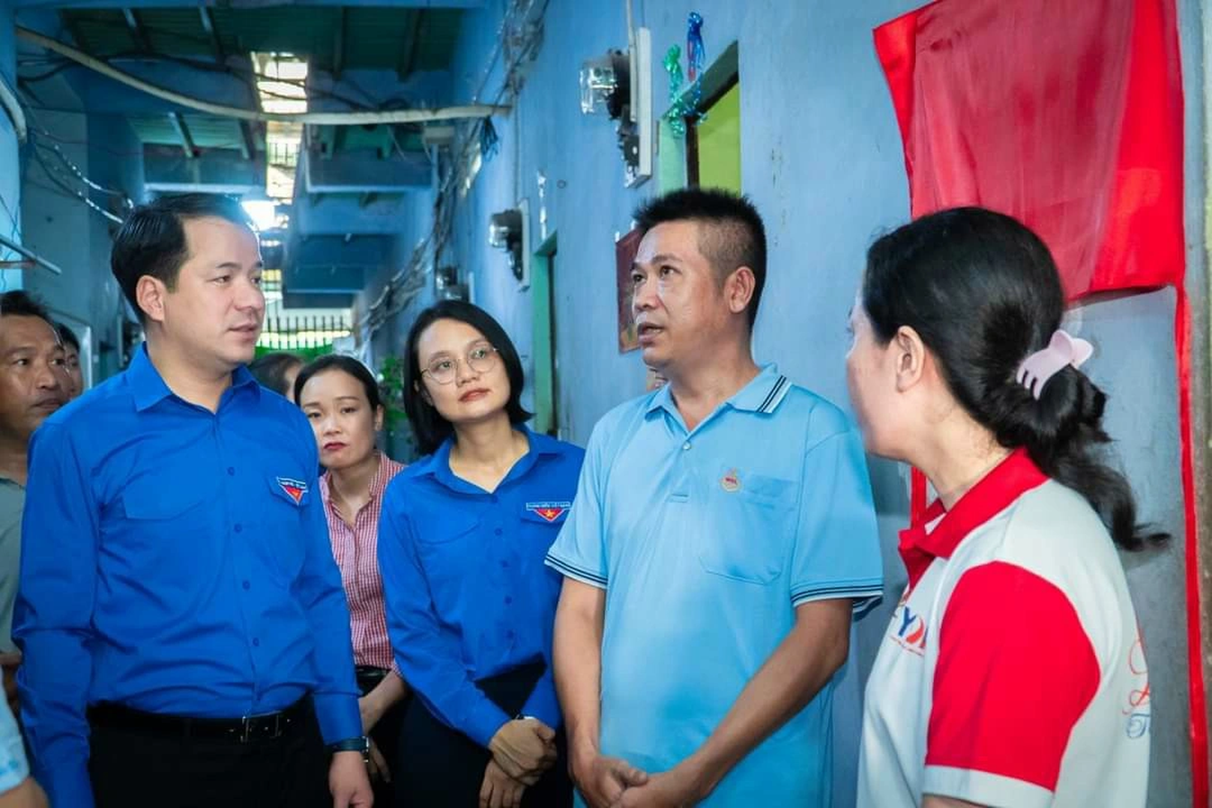 Ông Ngô Văn Cương, Bí thư Trung ương Đoàn đến thăm công nhân ở khu nhà trọ của chị Hồng và hỗ trợ kinh phí sửa chữa phòng và miễn phí tiền phòng 1 năm cho 2 hộ gia đình (Ảnh: NVCC). Ông Ngô Văn Cương, Bí thư Trung ương Đoàn đến thăm công nhân ở khu nhà trọ của chị Hồng và hỗ trợ kinh phí sửa chữa phòng và miễn phí tiền phòng 1 năm cho 2 hộ gia đình (Ảnh: NVCC).