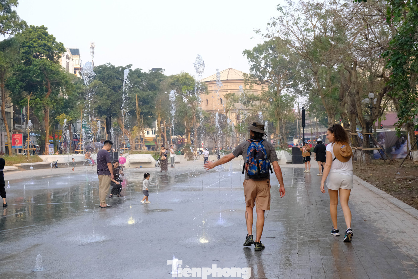 Anh Lucas - 27 tuổi, du khách từ Pháp - chia sẻ rằng đã đi dạo qua nhiều khu phố ở Hà Nội trong tuần qua nhưng đến Vườn hoa Vạn Xuân thì hết sức ấn tượng. Người này nán lại rất lâu để chụp ảnh, thưởng thức màn trình diễn nhạc nước ở đây.