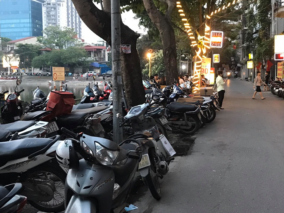 Quận và phường bất lực để quán bia chiếm vỉa hè, bờ hồ giữa dịch COVID-19? ảnh 2