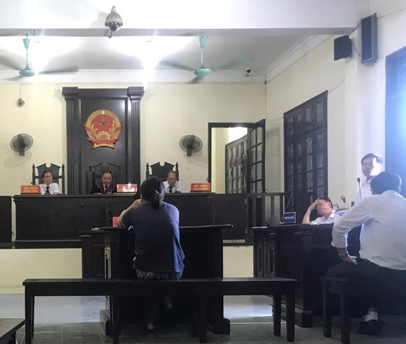 Phụ nữ dùng xô nhựa đánh vào mặt hàng xóm bị kết án 6 tháng tù giam ảnh 1