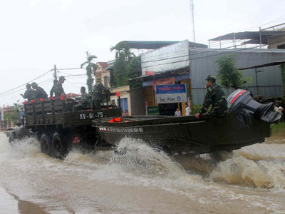 Quân đội tăng cường giúp người dân Quảng Ngãi ứng phó với lũ. Ảnh: Phú Đức. Quân đội tăng cường giúp người dân Quảng Ngãi ứng phó với lũ. Ảnh: phú đức