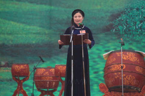 Bà Lộc Kim Tuyết, Phó chủ tịch UBND huyện Định Hóa, Trưởng ban tổ chức lễ hội Lồng Tồng 2013 phát biểu khai mạc. Ảnh: Trường Phong