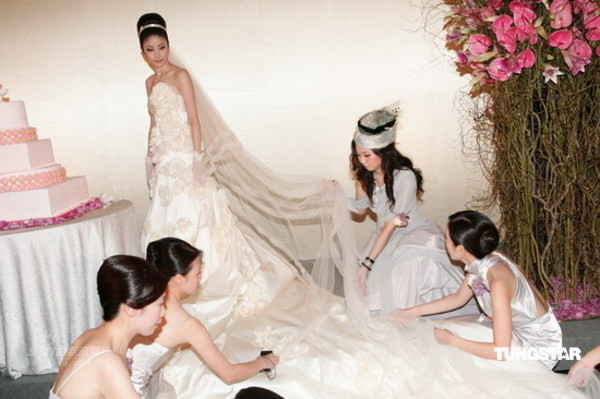 Tiết lộ những đám cưới xa hoa ở làng giải trí Hoa ngữ ảnh 7