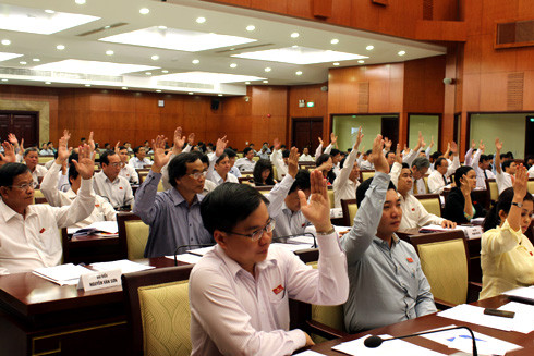 Các đại biểu HĐND TP HCM nhất trí thông qua Nghị quyết về nhiệm vụ kinh tế - xã hội năm 2013. Ảnh: VnExpress