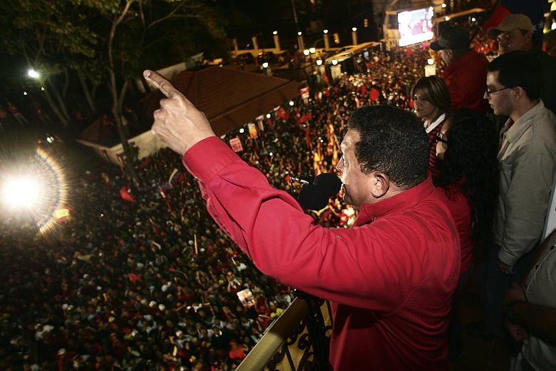 Tổng thống Hugo Chavez có mặt trước công chúng trong một cuộc trưng cầu dân ý năm 2009 
