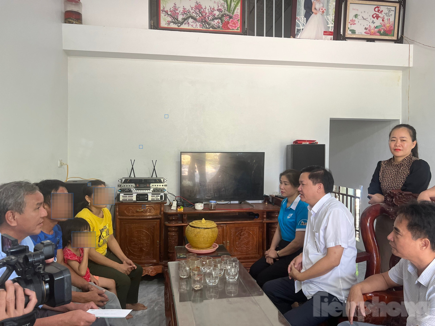 Sáng 2/11, đại diện UBND thị xã Nghi Sơn và UBND xã Phú Lâm thăm hỏi, động viên gia đình cháu bé.