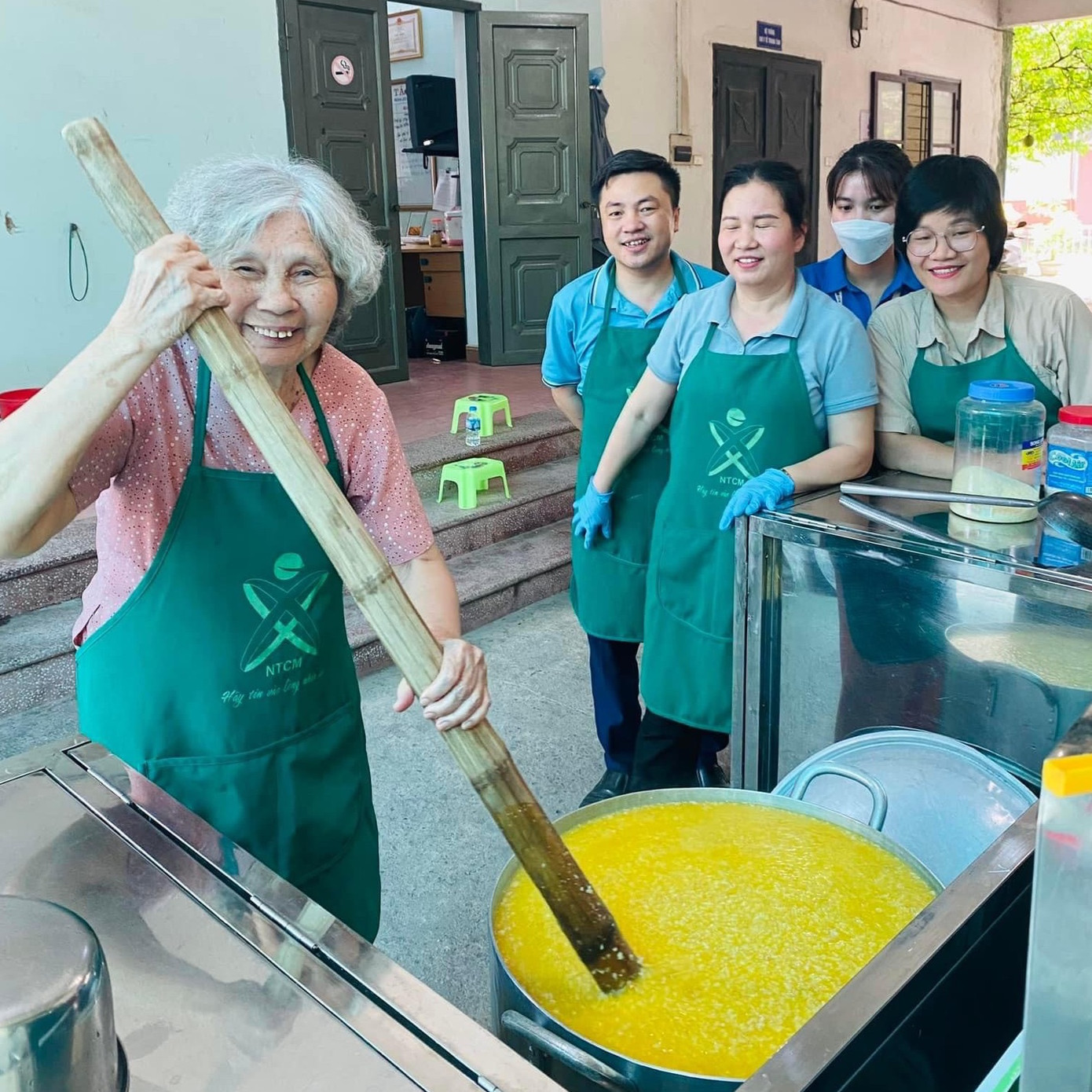 Các thành viên của nhóm từ thiện chuẩn bị những nồi cháo vào mỗi sáng chủ nhật để phát tặng các bệnh nhân tại Bệnh viện Nhi Thanh Hóa.