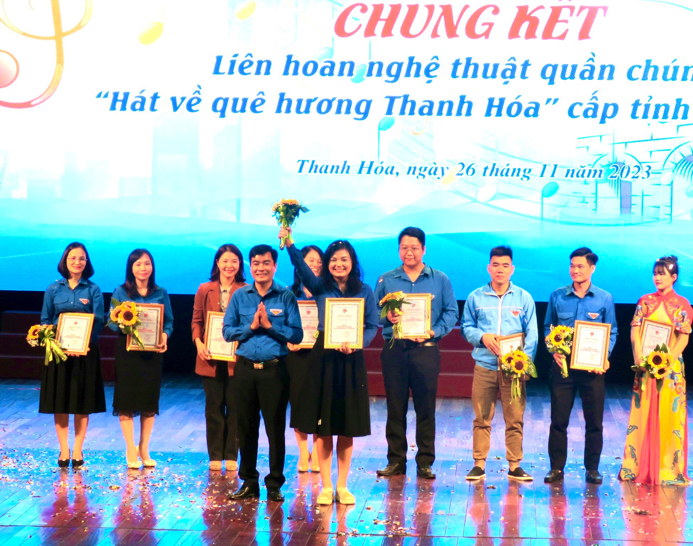 Bí thư Tỉnh Đoàn Thanh Hóa Lê Văn Châu trao giải nhất cho đơn vị Đoàn Khối Cơ quan và Doanh nghiệp tỉnh.