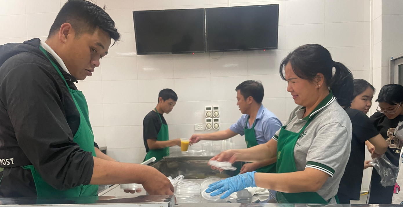 Các thành viên trong nhóm được phân công, chuẩn bị các suất cháo để phát tặng bệnh nhân.