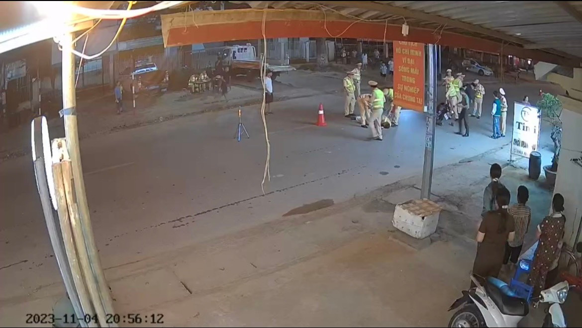 Hình ảnh chiến sỹ CSGT bị tông ngã trên đường