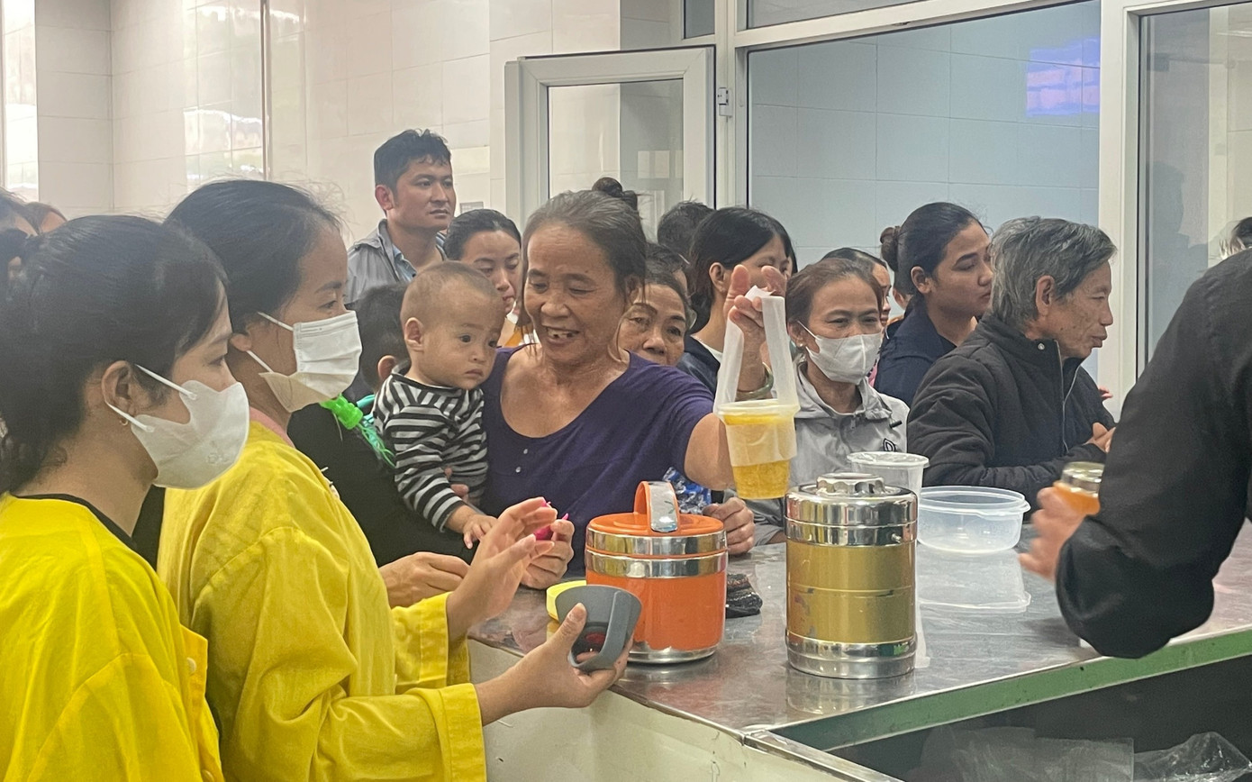 Nhiều gia đình bệnh nhân có hoàn cảnh khó khăn, vui mừng, xúc động khi được nhận những suất cháo miễn phí từ nhóm từ thiện.