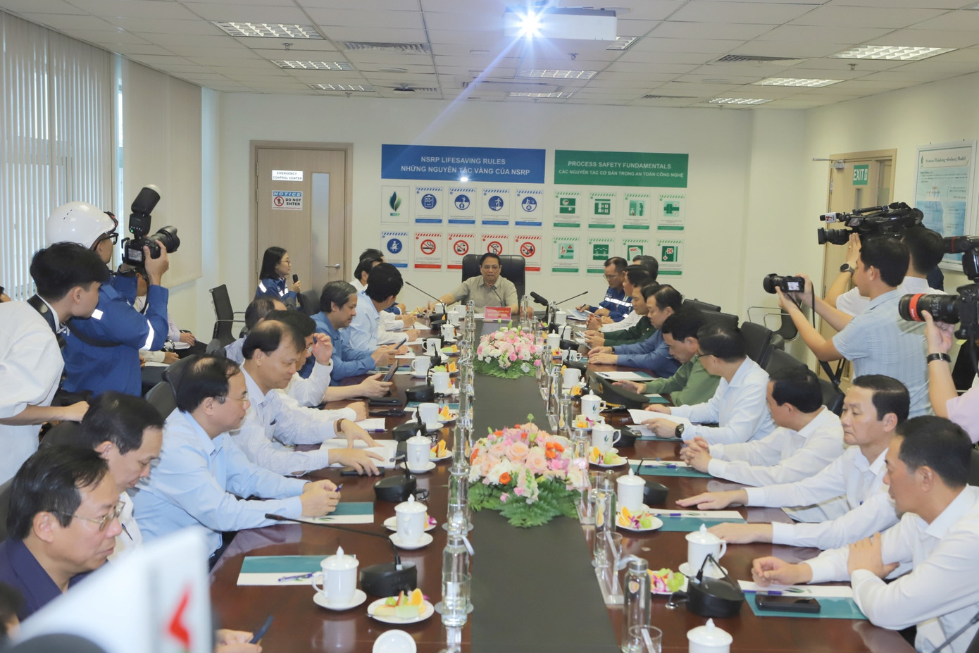 Thủ tướng Phạm Minh Chính cùng đoàn công tác làm việc với Công ty TNHH Lọc hoá dầu Nghi Sơn. Thủ tướng Phạm Minh Chính cùng đoàn công tác làm việc với Công ty TNHH Lọc hoá dầu Nghi Sơn.