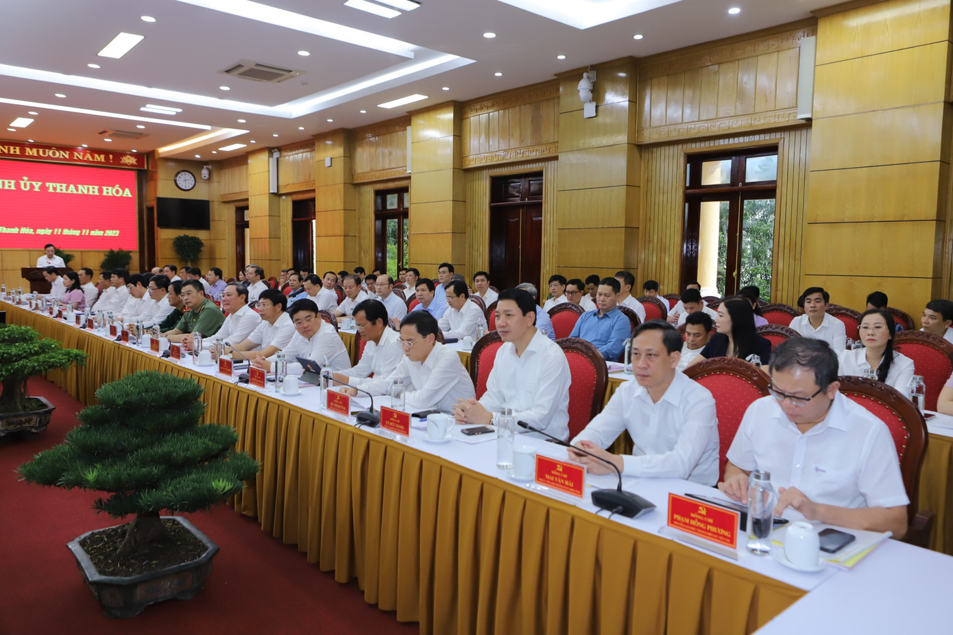 Các đại biểu tham dự buổi làm việc.