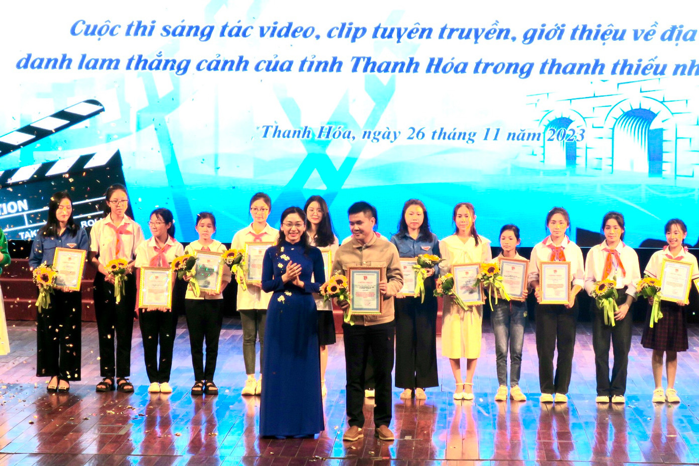 Phó Bí thư Tỉnh Đoàn Thanh Hóa Phùng Tố Linh trao giải nhất cho đơn vị Đoàn thanh niên Đài Phát thanh và Truyền hình tỉnh.
