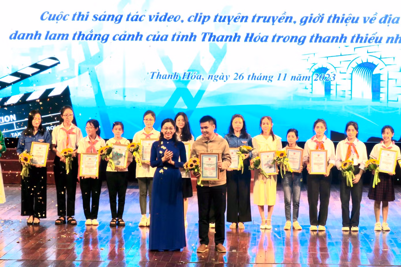 Phó Bí thư Tỉnh Đoàn Thanh Hóa Phùng Tố Linh trao giải nhất cho đơn vị Đoàn thanh niên Đài Phát thanh và Truyền hình tỉnh. Phó Bí thư Tỉnh Đoàn Thanh Hóa Phùng Tố Linh trao giải nhất cho đơn vị Đoàn thanh niên Đài Phát thanh và Truyền hình tỉnh.
