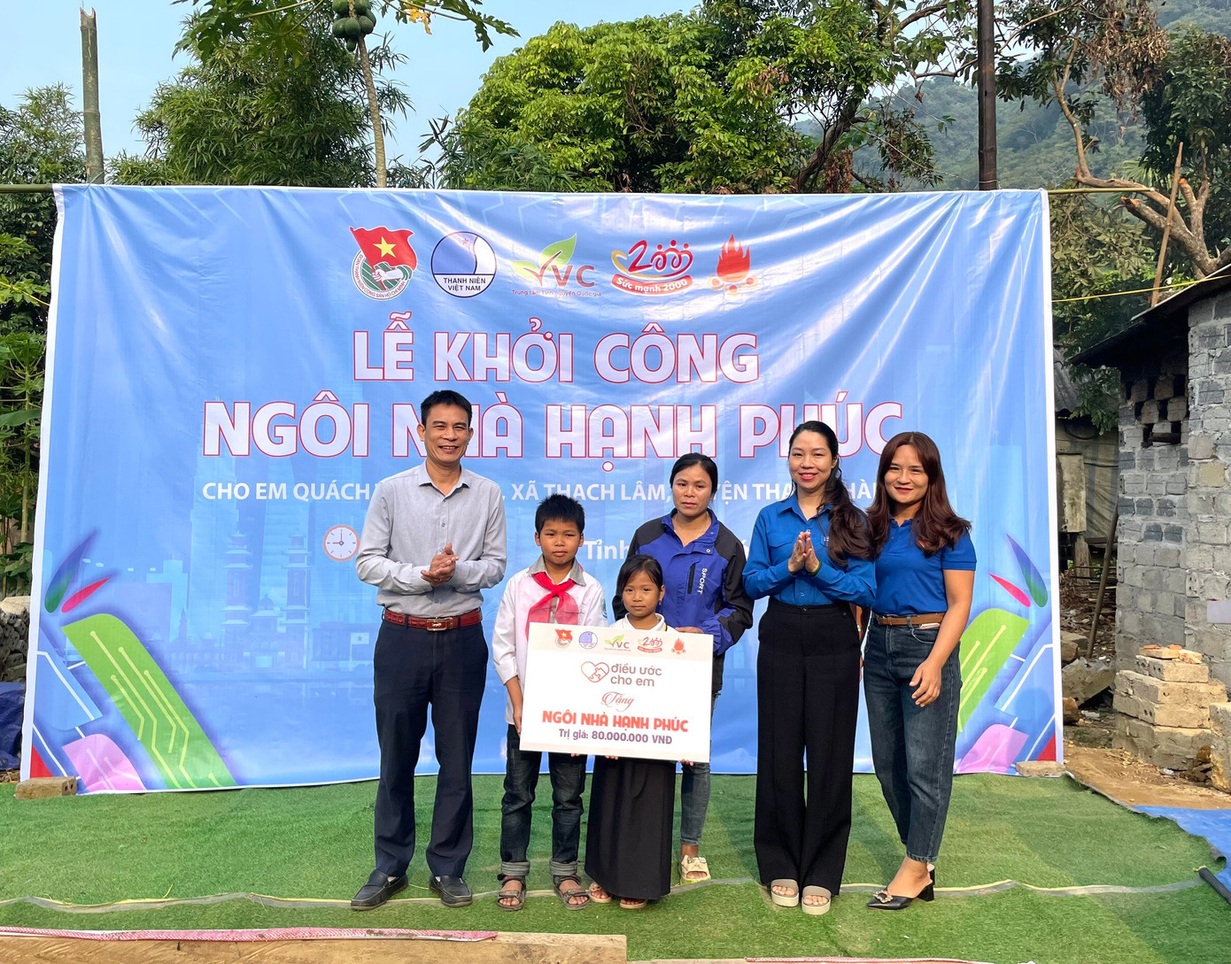 Đại diện các đơn vị tổ chức khởi công xây dựng ngôi nhà hạnh phúc cho gia đình hai học sinh có hoàn cảnh khó khăn.