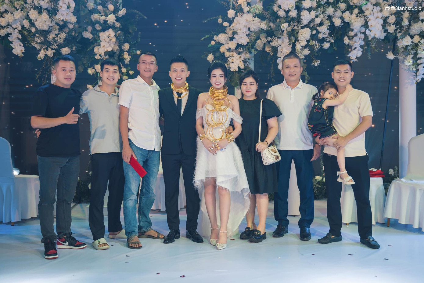 Hình ảnh cô dâu và chú rể thu hút sự chú ý của cộng đồng mạng. Ảnh: NVCC