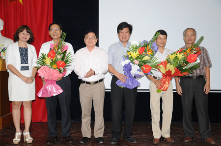 Tặng hoa cho cá đại biểu BQT nhiệm kỳ trước