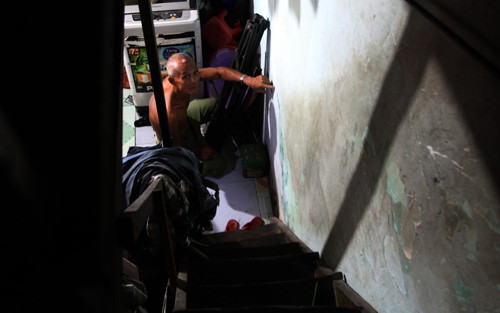  Căn nhà 2 tầng với diện tích 30m2 của ông Nguyên có gần 20 người ở, trong đó có nhiều trẻ con. “Gia đình sống lúc nào cũng nơm nớp lo sợ, không biết nhà sập lúc nào. Di dời thì không có tiền để thuê nhà”, đưa tay chỉ vào vết nứt ở chân tường, ông Nguyên nói