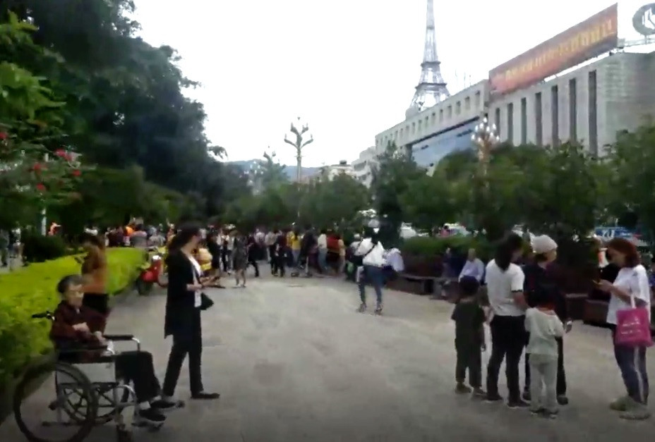 Dân chung cư cao tầng Hà Nội cảm nhận rung chấn động đất ảnh 5