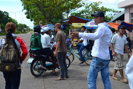 Cò buông lời bắt ép thí sinh lên xe.Ảnh: Việt Hương