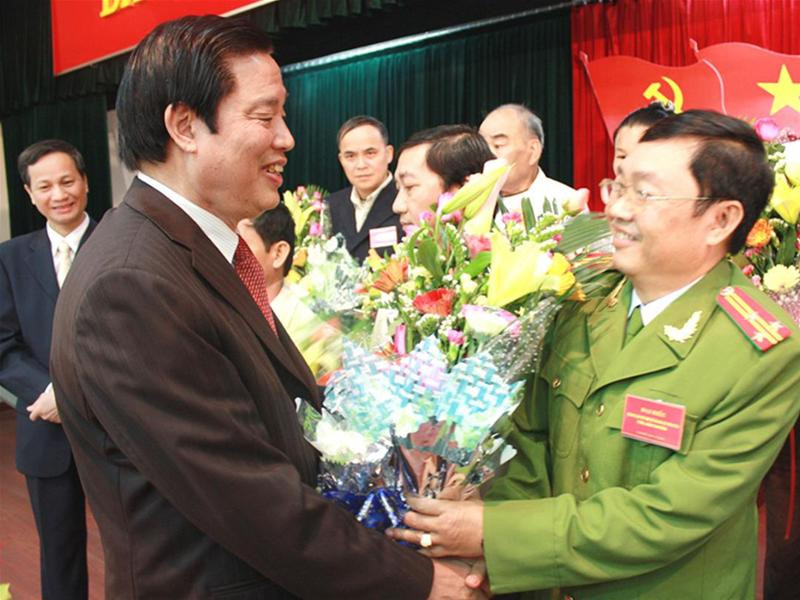 Tặng hoa cho những người chống tham nhũng Tặng hoa cho những người chống tham nhũng