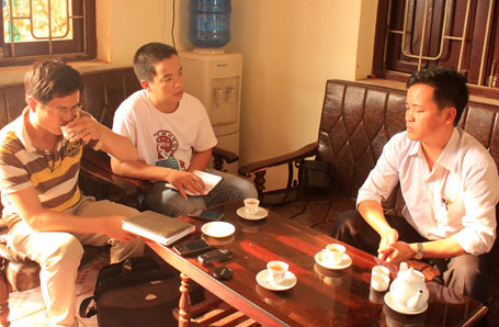 Trong khi ông Ngô Khải Hoàn, phó chủ tịch UBND xã Tân Dĩnh (phải) trao đổi với phóng viên... 