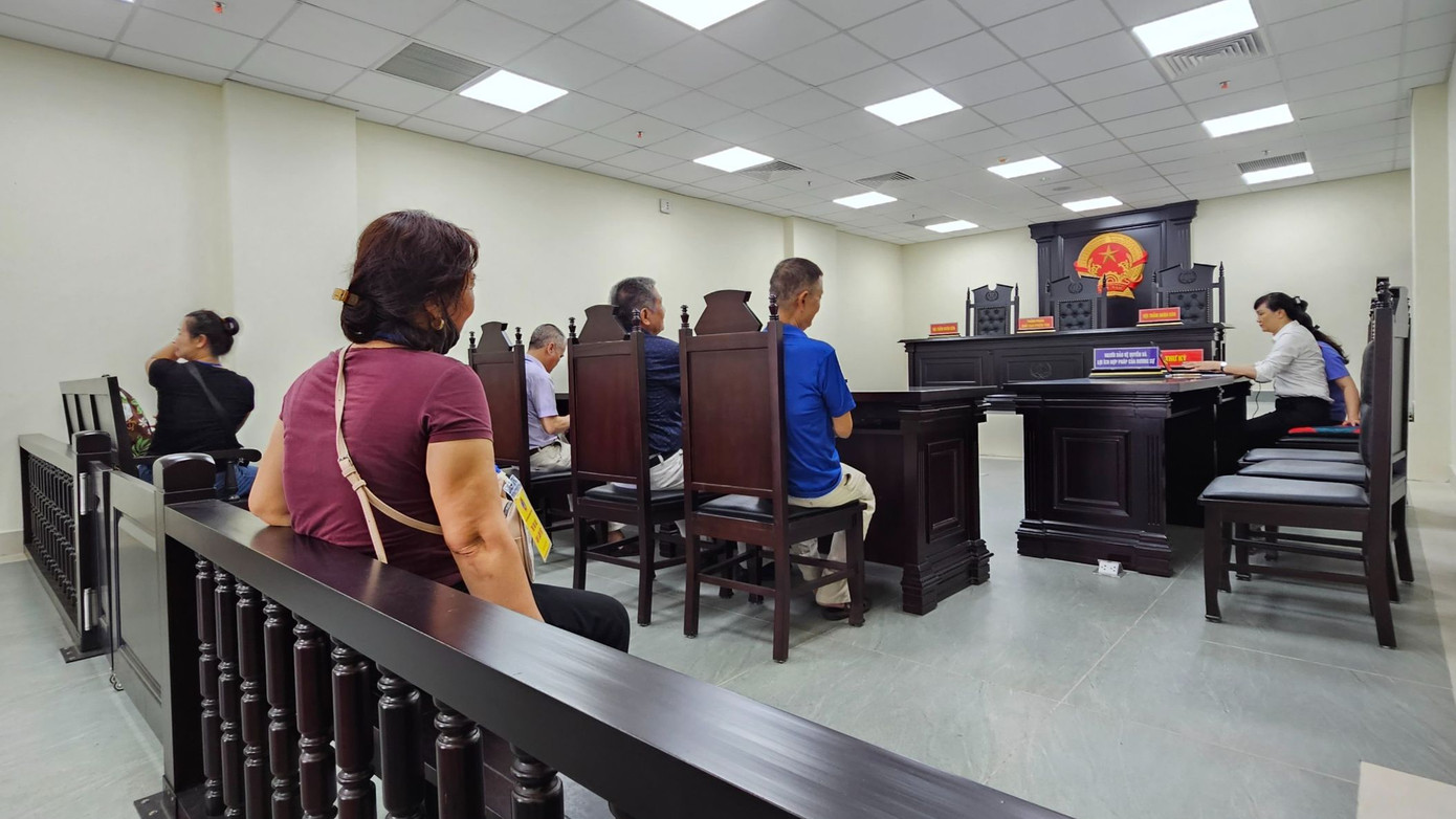 Phiên tòa xét xử vụ án hành chính về yêu cầu hủy “sổ đỏ” đã cấp tại số nhà 27A Đê La Thành, phường Ô Chợ Dừa (quận Đống Đa, Hà Nội) liên quan đến vụ người chết vẫn ký xác nhận đất đai diễn ra sáng 29/5 bị hoãn, do một người có quyền lợi và nghĩa vụ liên quan vụ án mới đây bị mất. Phiên tòa xét xử vụ án hành chính về yêu cầu hủy “sổ đỏ” đã cấp tại số nhà 27A Đê La Thành, phường Ô Chợ Dừa (quận Đống Đa, Hà Nội) liên quan đến vụ người chết vẫn ký xác nhận đất đai diễn ra sáng 29/5 bị hoãn, do một người có quyền lợi và nghĩa vụ liên quan vụ án mới đây bị mất.