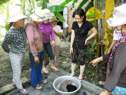 Bộ quần áo lổn ngổn sinh vật lạ giống như đỉa của bà Phụng. Bộ quần áo lổn ngổn sinh vật lạ giống như đỉa của bà Phụng