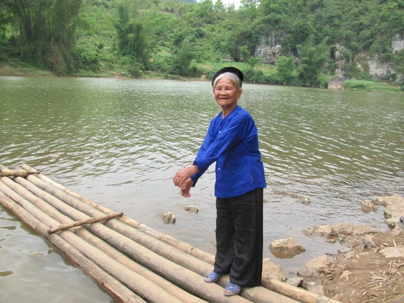 Bà Lởi nhớ lại một thời lái đò. Ảnh: Duy Chiến
