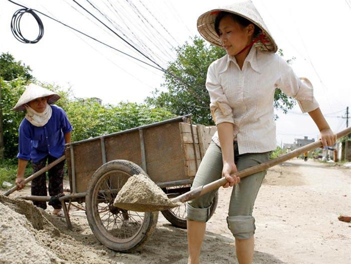 Chu Thị Kim Liên và công việc thường ngày giúp mẹ (Ảnh chụp trưa ngày 2/8/2008). Ảnh : Hồng Vĩnh Chu Thị Kim Liên và công việc thường ngày giúp mẹ (Ảnh chụp trưa ngày 2/8/2008). Ảnh : Hồng Vĩnh
